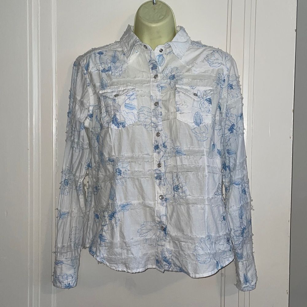 Vtg 90s/Y2K Ariat white torn ribbon snap front shirt with blue floral embroidery